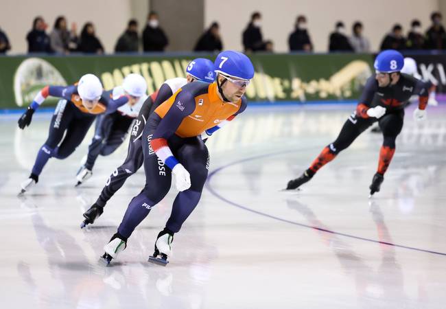 Wesly Dijs kijkt achterom waar zijn teamgenoot Femke Kok blijft in de mixed gender relay