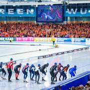 Rijders aan de start van het WK Mass Start in een volgepakt Thialf