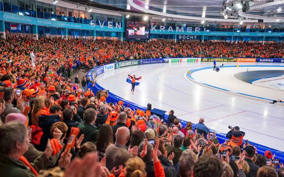 Een vol Thialf juicht voor Femke Kok