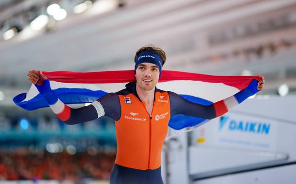 Patrick Roest viert de overwinning op het EK Afstanden