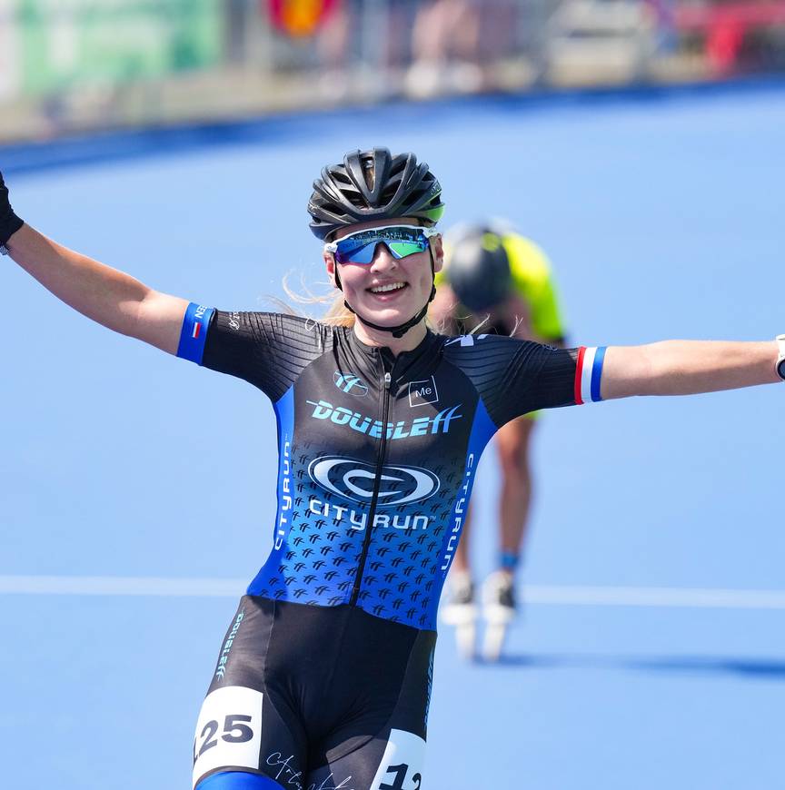 Fleur Veen komt als winnares over de meet in Heerde