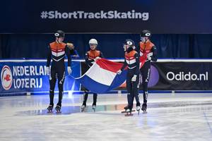 Mixed relay vieren hun overwinning tijdens het EK Shorttrack is Dresden