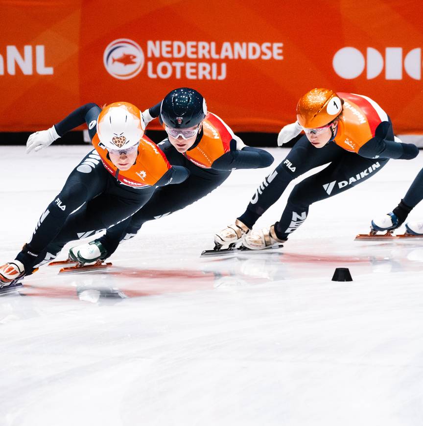 Yara van Kerkhof voert een treintje van Nederlandse rijders aan tijdens een training voor het WK.