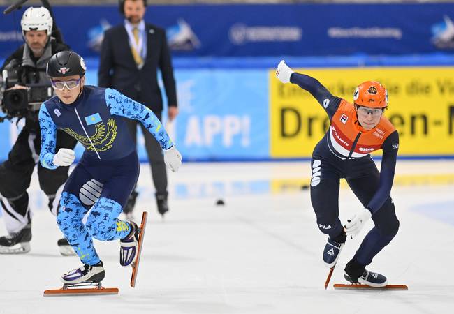 Start van de finale op de 1000 meter. Daan Kos op positie 1, de Kazach Galiakhmetov op 2.