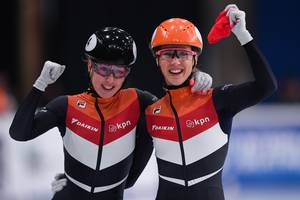 Lara van Ruijven en Suzanne Schulting vieren samen de overwinnen bij het EK Shorttrack