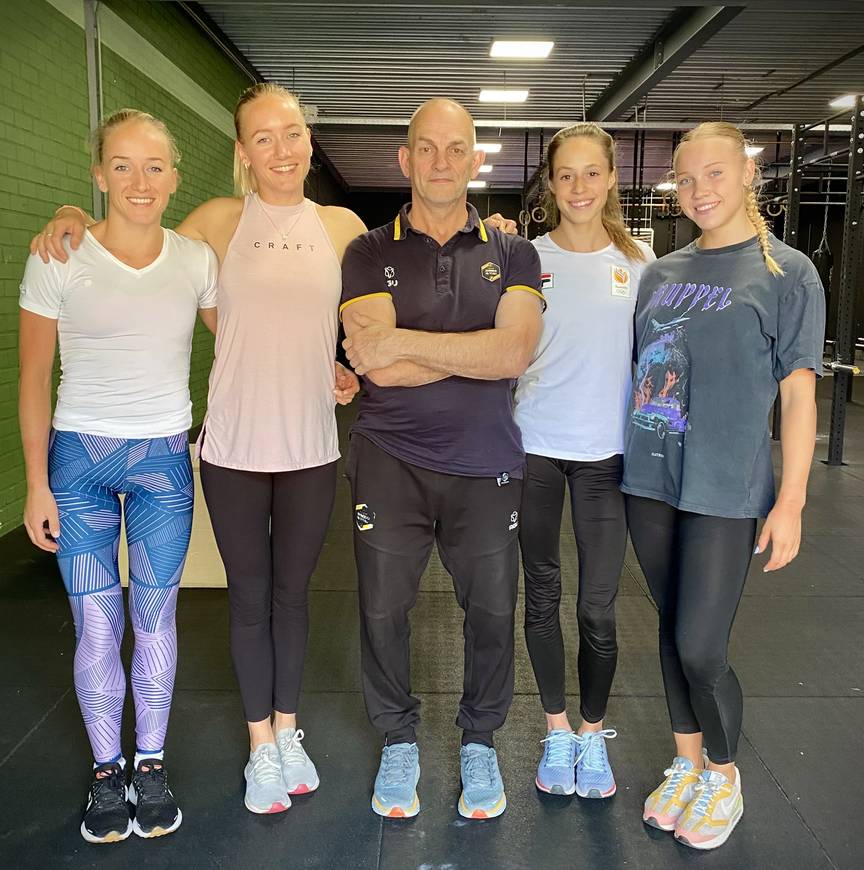 Ton Leenders met de turnvrouwen, onder wie Sanne en Lieke Wevers (aan de linkerkant).