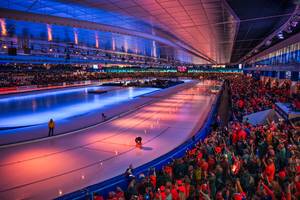 Thialf donker met licht internationaal evenement.jpg