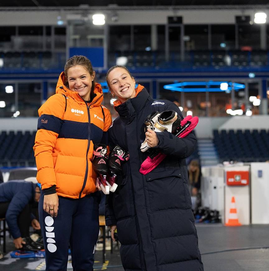 Angel Daleman (l) en Suzanne Schulting hebben plezier tijdens een clinic voor de partners van TeamNL