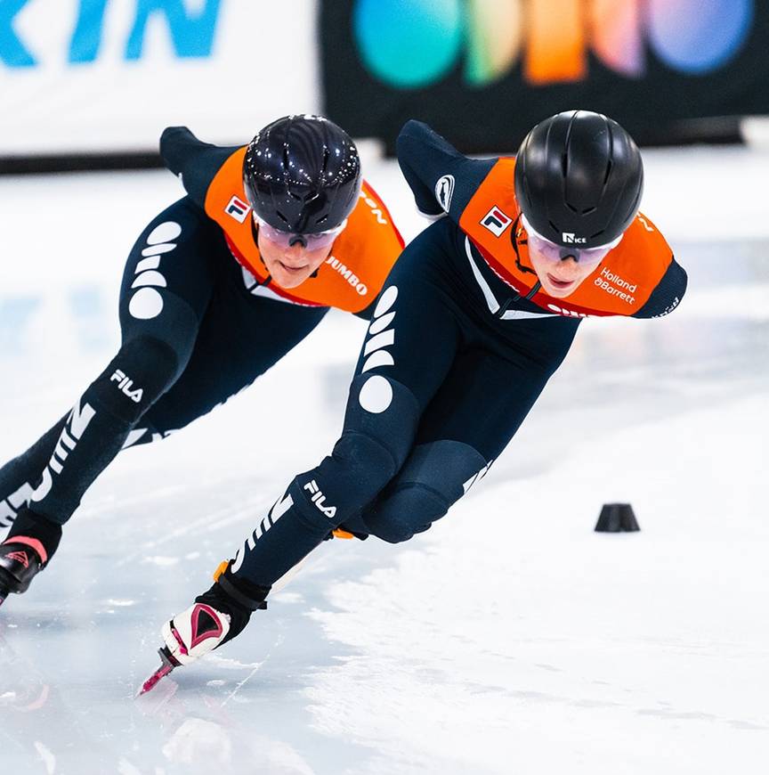 Angel (l) en Zoë Deltrap tijdens een training deze maand in Thialf.