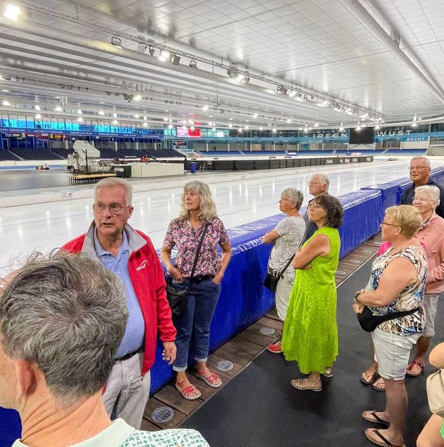 Gids Bert maakt de bezoekers wegwijs in Thialf