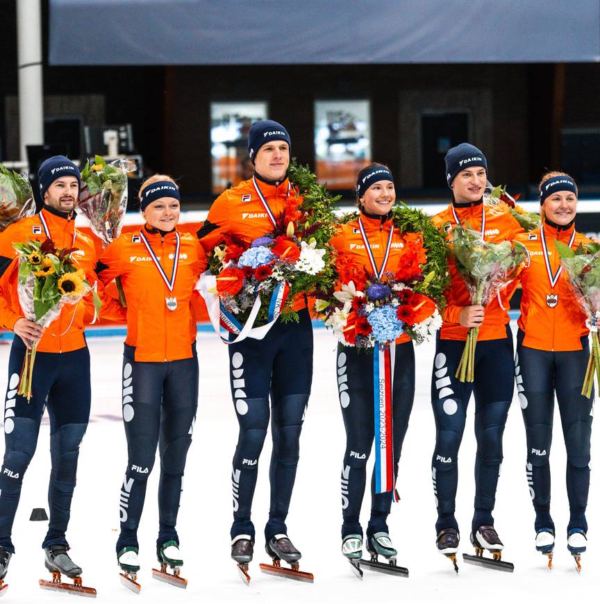 De winnaars van het NK Shorttrack poseren voor de foto