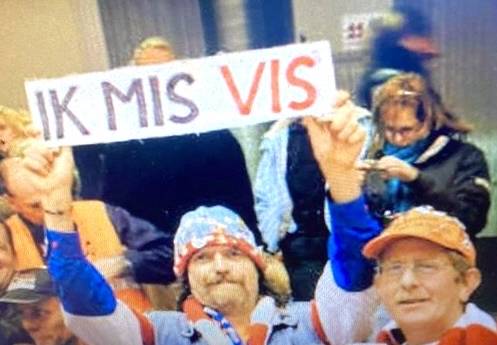 Fan Ruud met spandoek voor Marja Vis