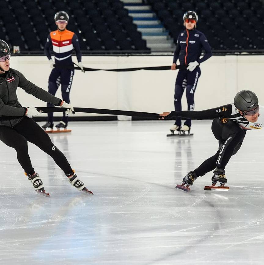 Aan het elastiek bij de Let Reinis Berzins (l), ook een trainingsmaat van TeamNL.