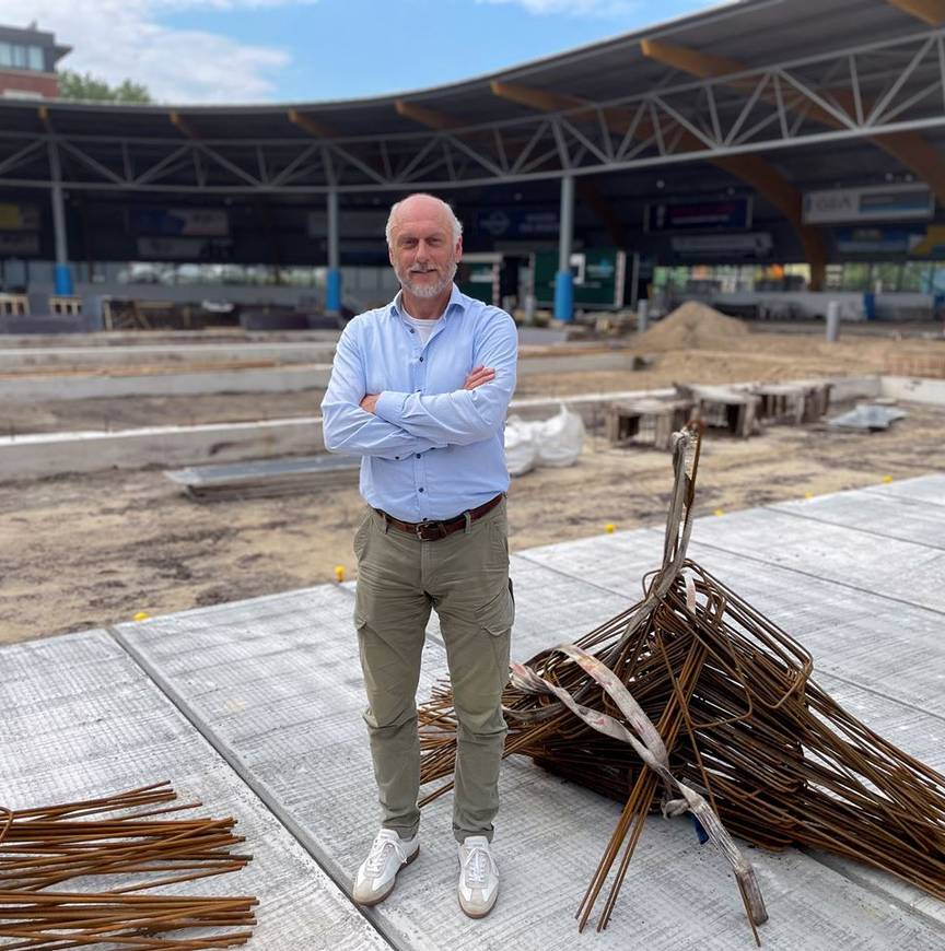 Rob Kleefman, directeur van de ijsbaan in Haarlem, poseert op het middenterrein