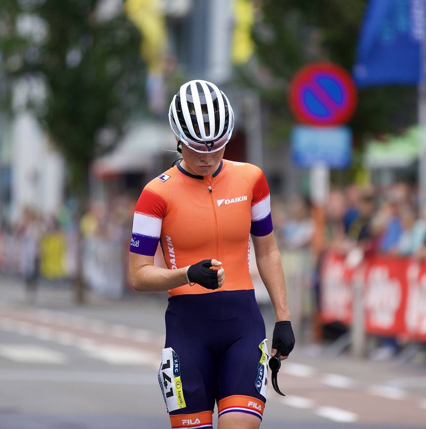 Marijke Groenewoud kijkt gedesillusioneerd naar haar hand.