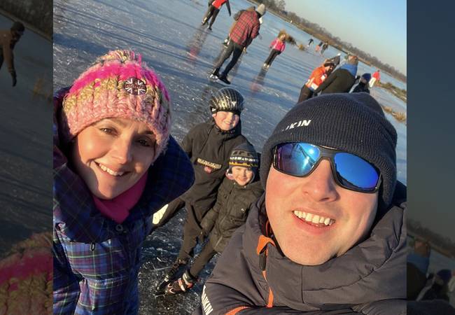 Ingo, Marieke en hun kinderen op het ijs