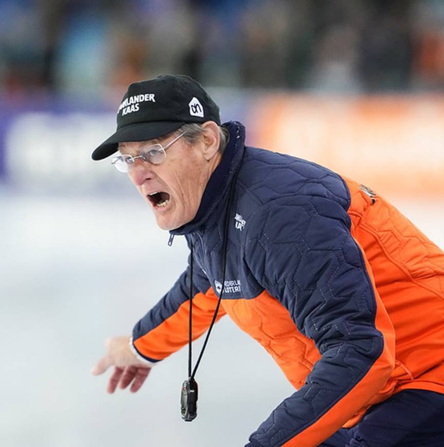 Karakteristiek: Jillert Anema gaat helemaal uit zijn dak bij het coachen van zijn rijders.