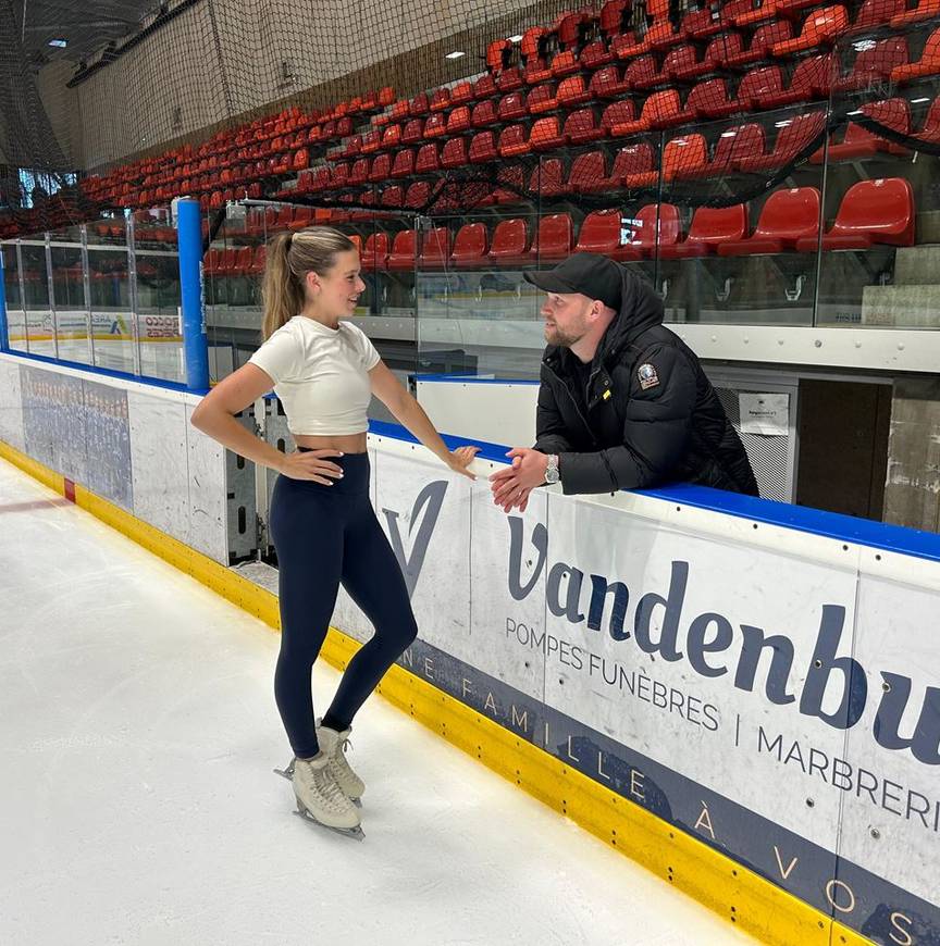 Niki praat met haar coach Thomas Kennes