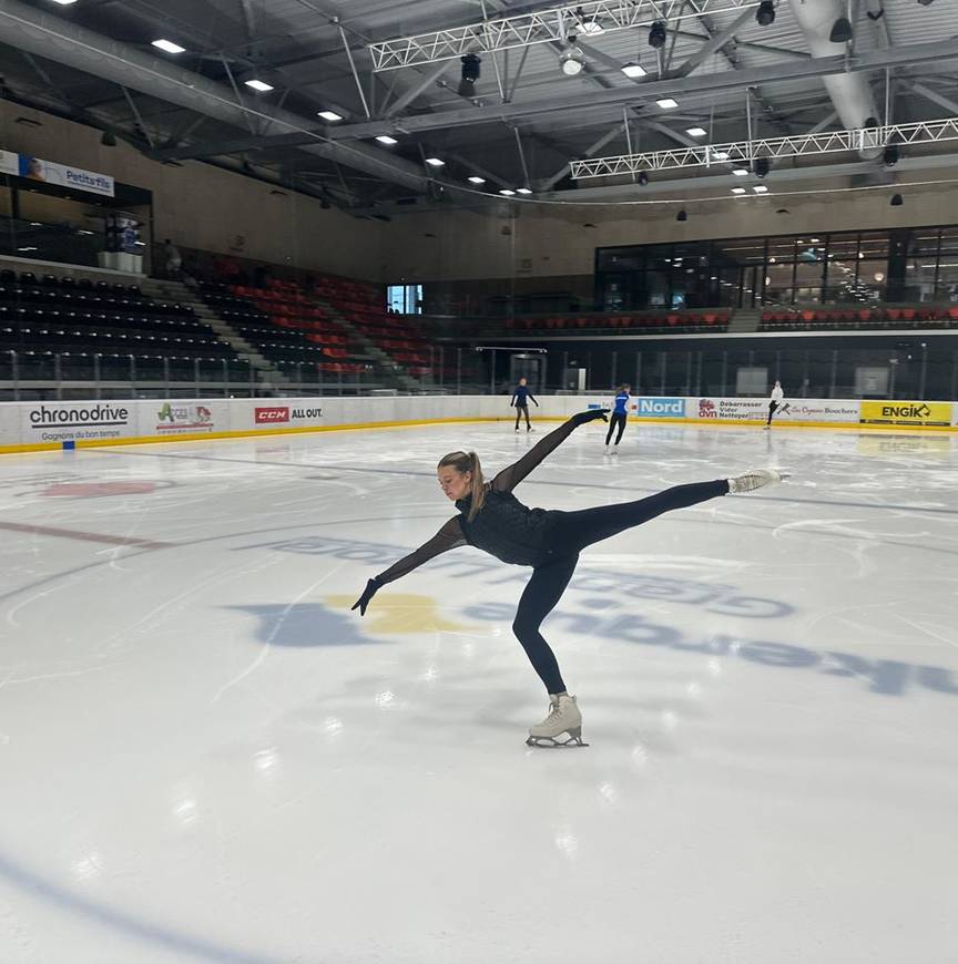 Niki Wories schaatst sierlijk in Duinkerken