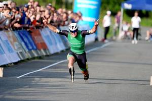 Stefan Westenbroek komt juichend over de finish