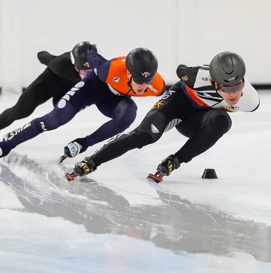 Hwang Dae-heon traint in Thialf met Jens van 't Wout