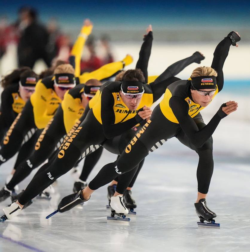 Merijn Scheperkamp voert de Jumbo-trein aan in Thialf