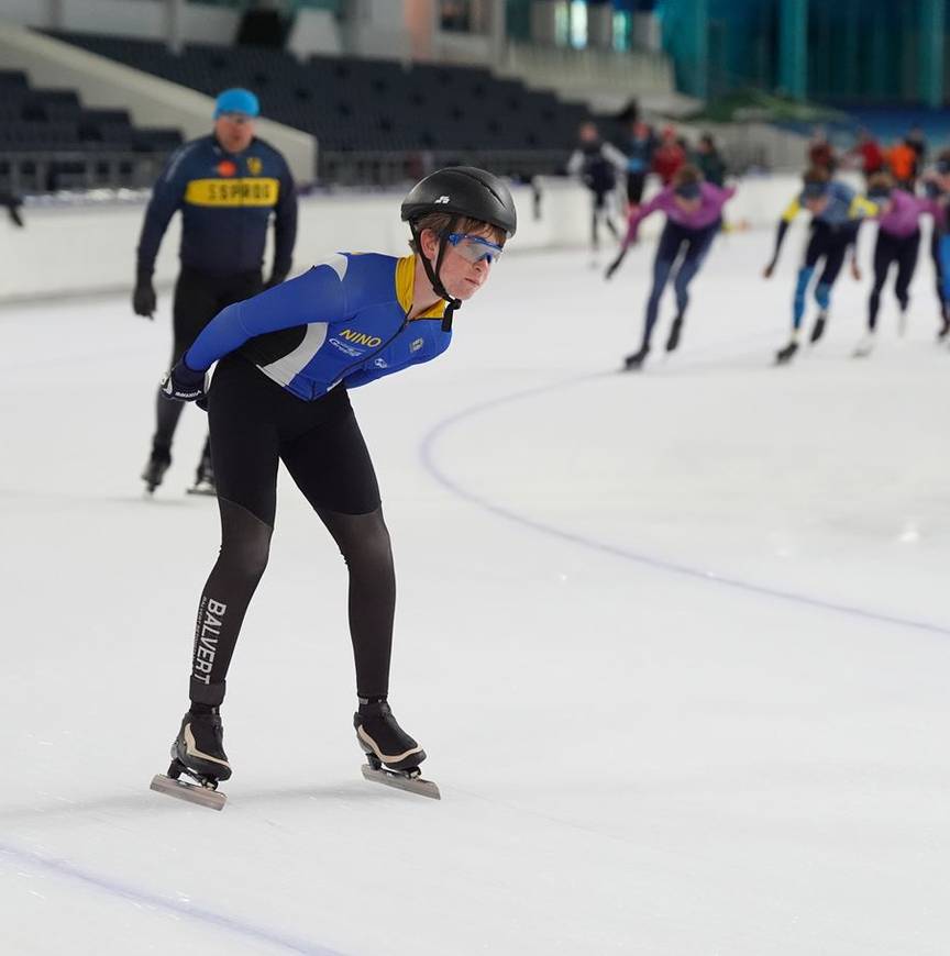 Conraad schaatst, hij moest er even inkomen