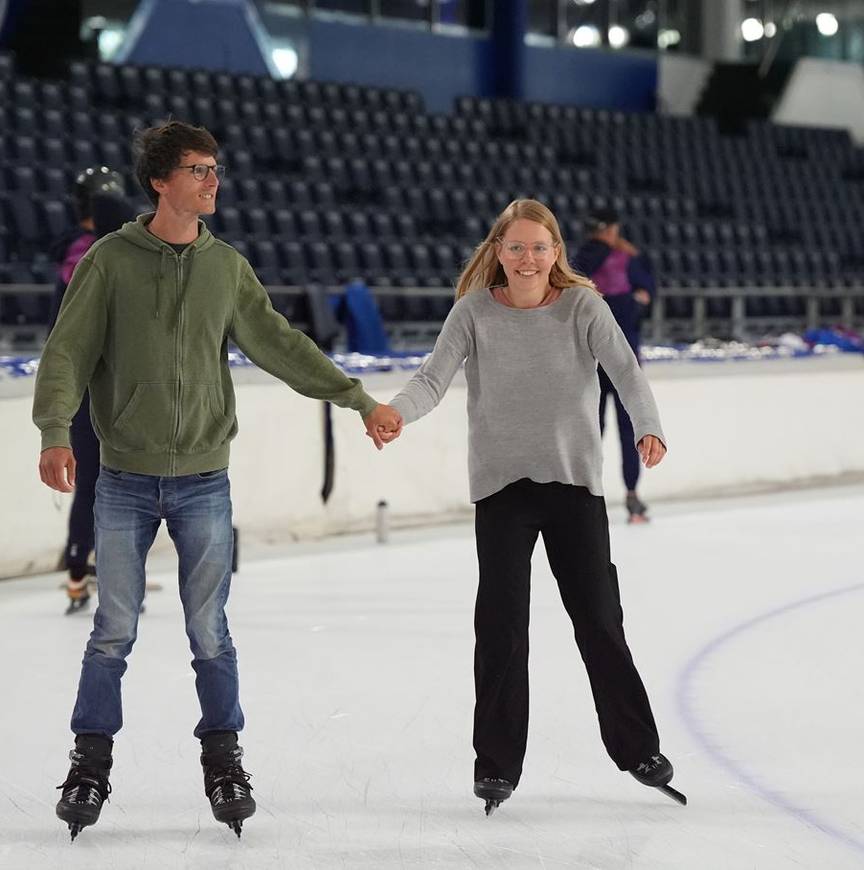 De eerste stapjes van Sebastiaan en Nienke op het ijs