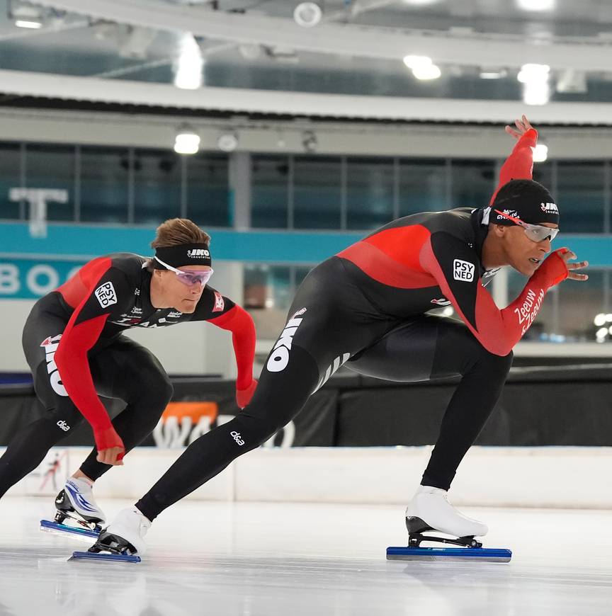 Dai Dai N'tab maakt lange klappen in Thialf