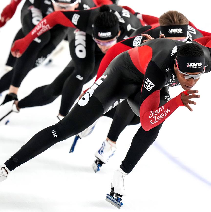 Dai Dai N'tab voert de sprinttrein van Team IKO aan in Thialf