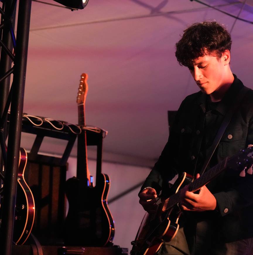 Hylke de Boer bespeelt de gitaar in Weidum