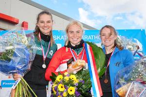 Marijke Groenewoud op het podium met Bente Kerkhoff en Lianne van Loon.