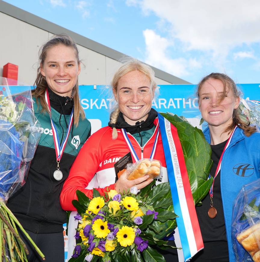 Marijke Groenewoud op het podium met Bente Kerkhoff en Lianne van Loon.