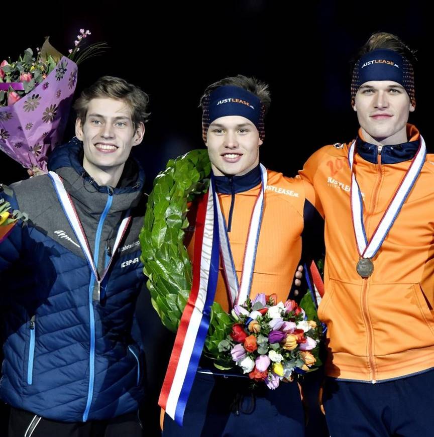 De prachtige zilveren NK-medaille van Dijkstra, rechts Marcel Bosker en Thomas Geerdinck.