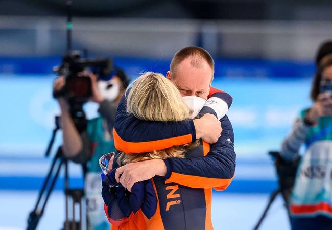 Erik Wink geeft een knuffel aan Irene Schouten na de 5 kilometer