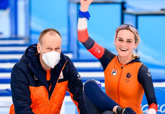 Irene Schouten viert, Erik Wink kijkt trots toe