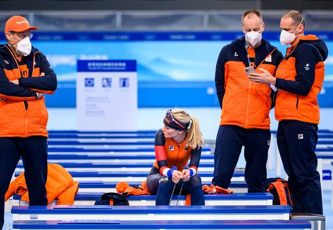 Jillert Anema, Irene Schouten, Erik Wink en Arjan Samplonius wachten op het middenterrein