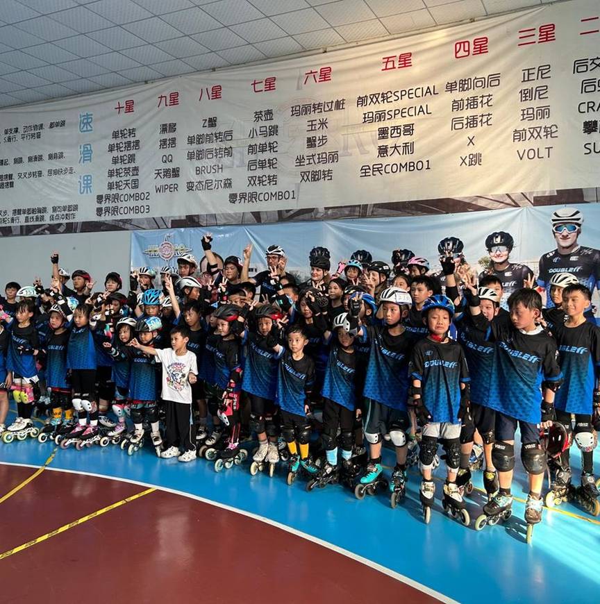 Een groepsfoto van de Double FF clinic in China